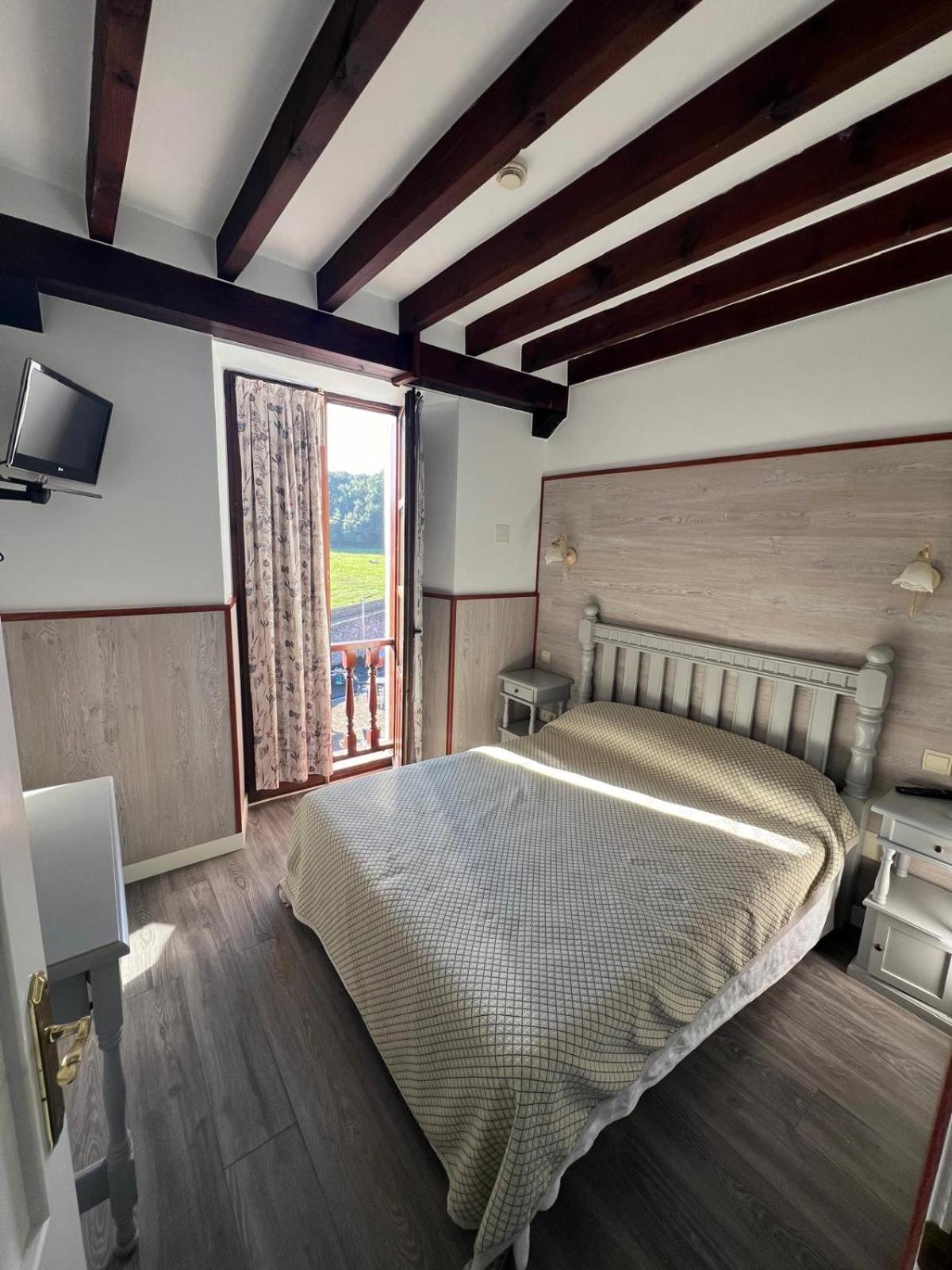 Hotel Villa Maria Revilla De Camargo Bagian luar foto